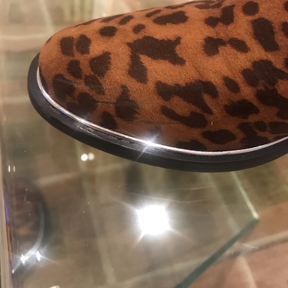 Leopard print bootees. Size 8 - Picture 4 of 5